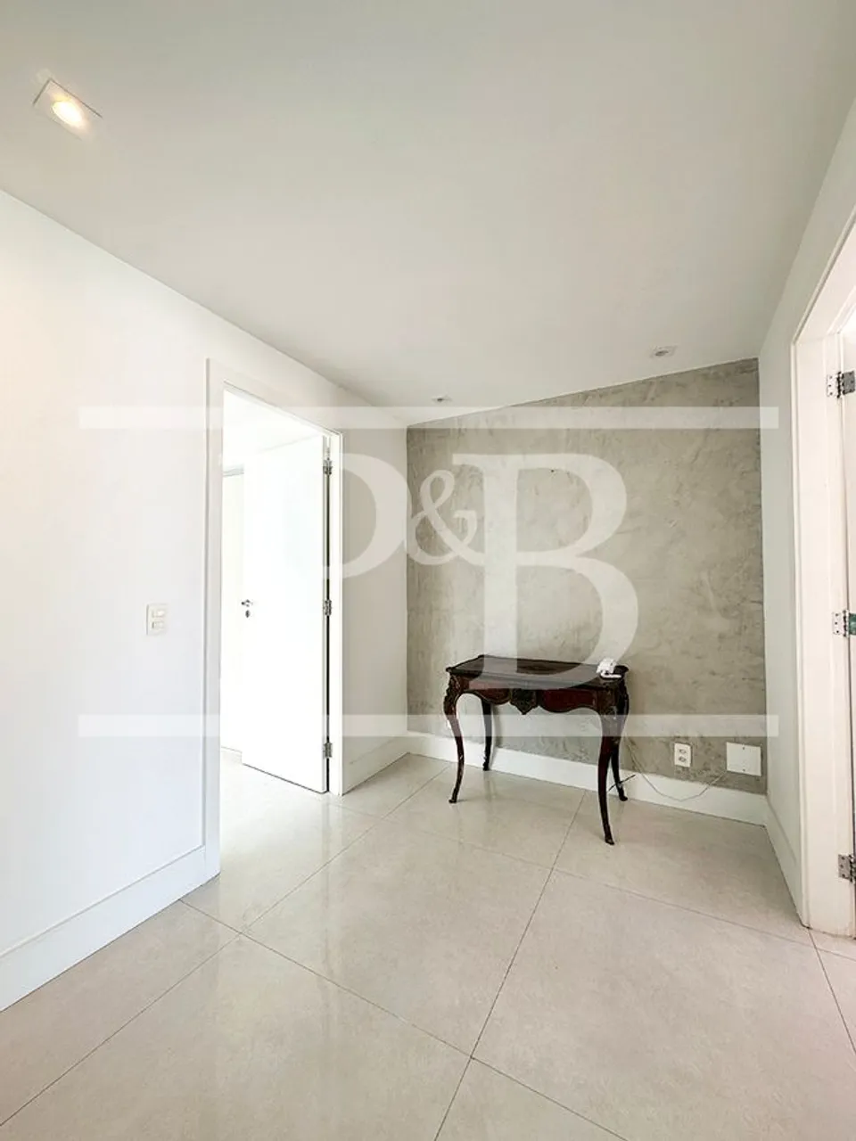 4-bedroom apartment with an enclosed glass balcony — photo 19