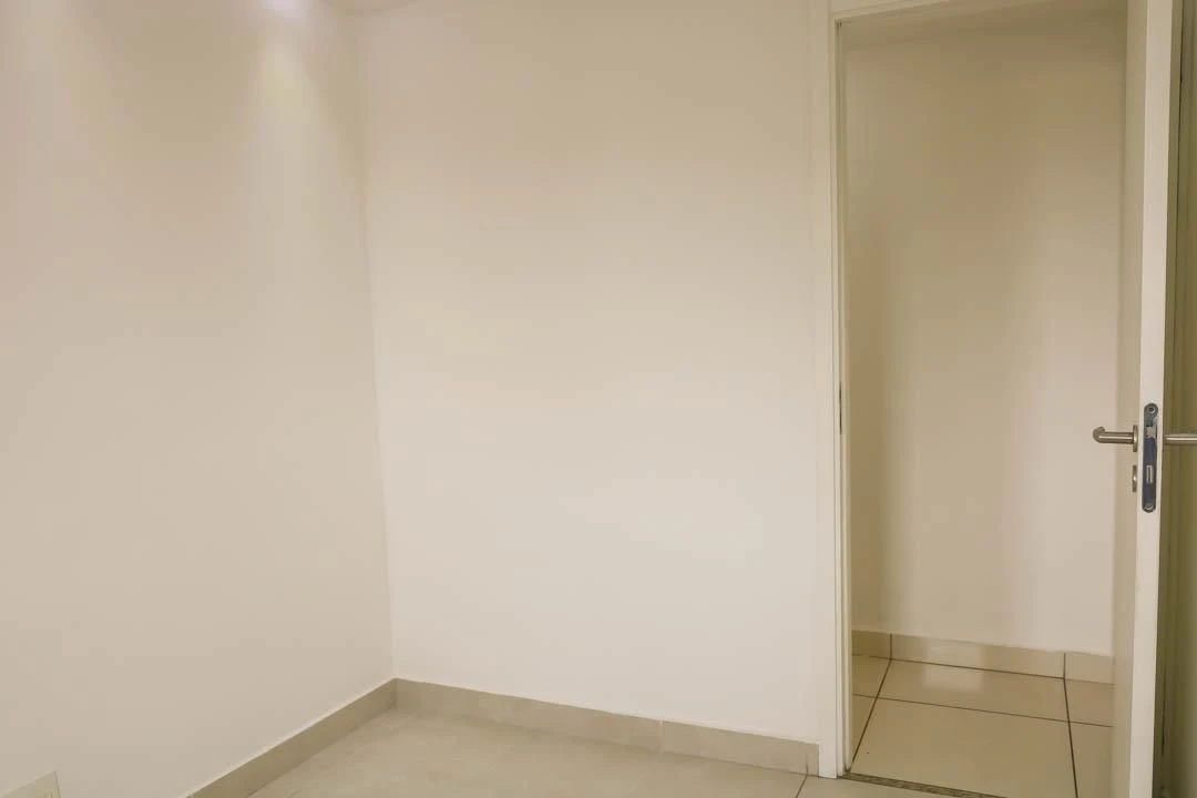 Balcony with a grill in a 2-bedroom apartment, 60 m² — photo 64
