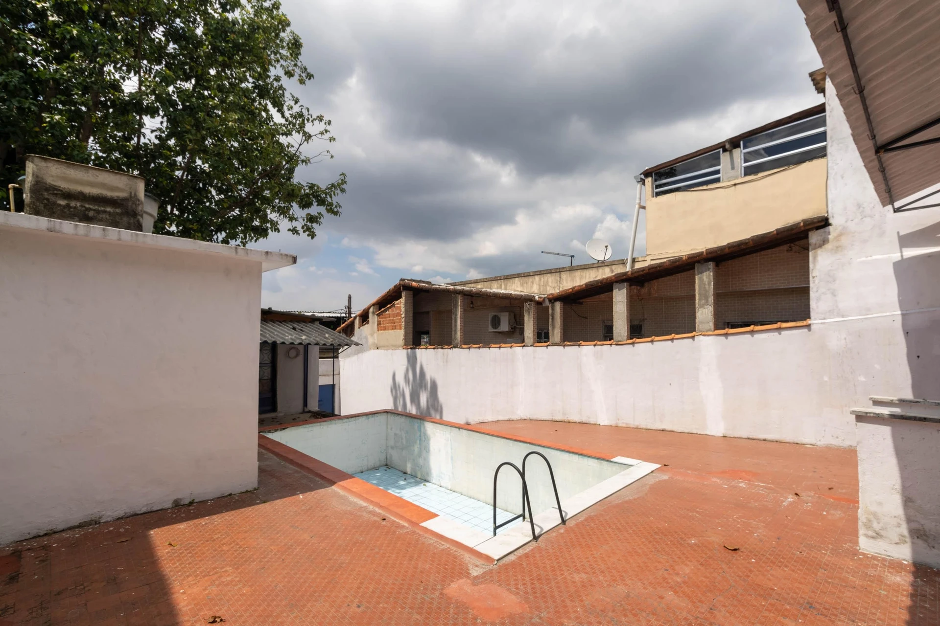 House with 3 bedrooms and a shared outdoor pool — photo 13