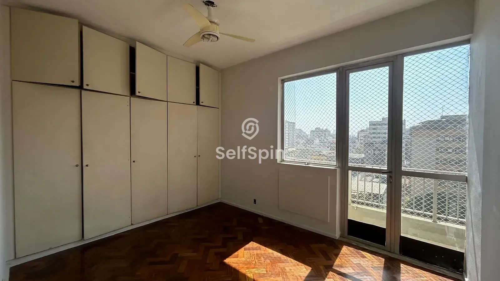 Wood or laminate floors in a 4-bedroom apartment, 114 m² — photo 14