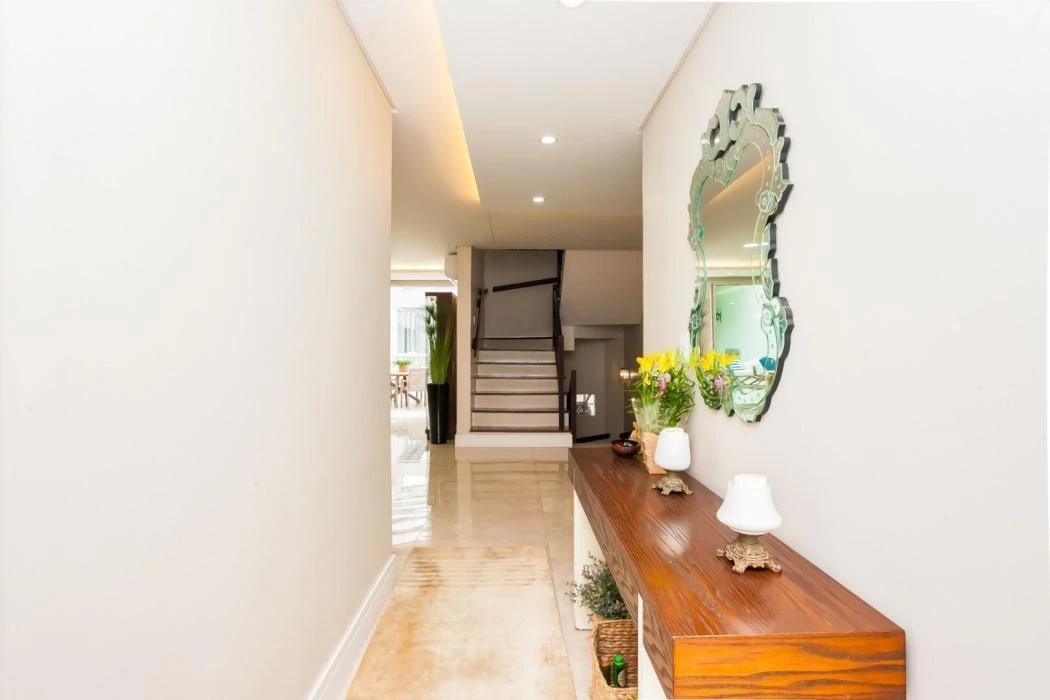 4-bedroom house with floor-to-ceiling windows — photo 40