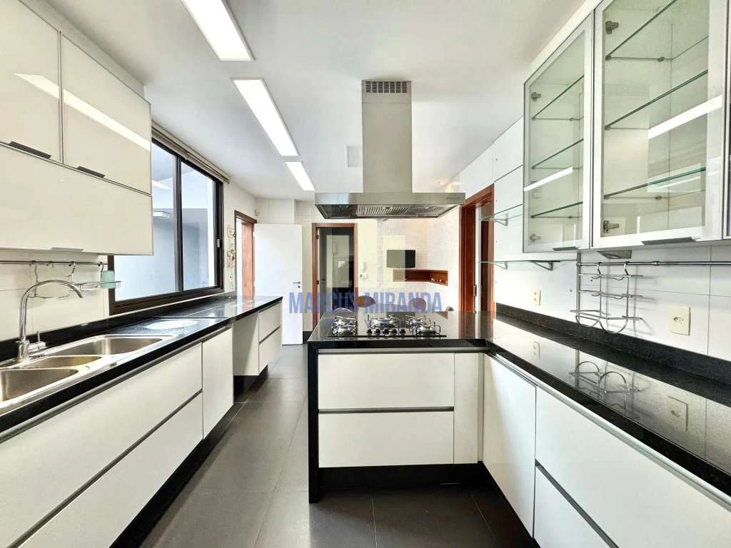 House with 5 bedrooms and 834 m², 6 parking and 9 baths — photo 3