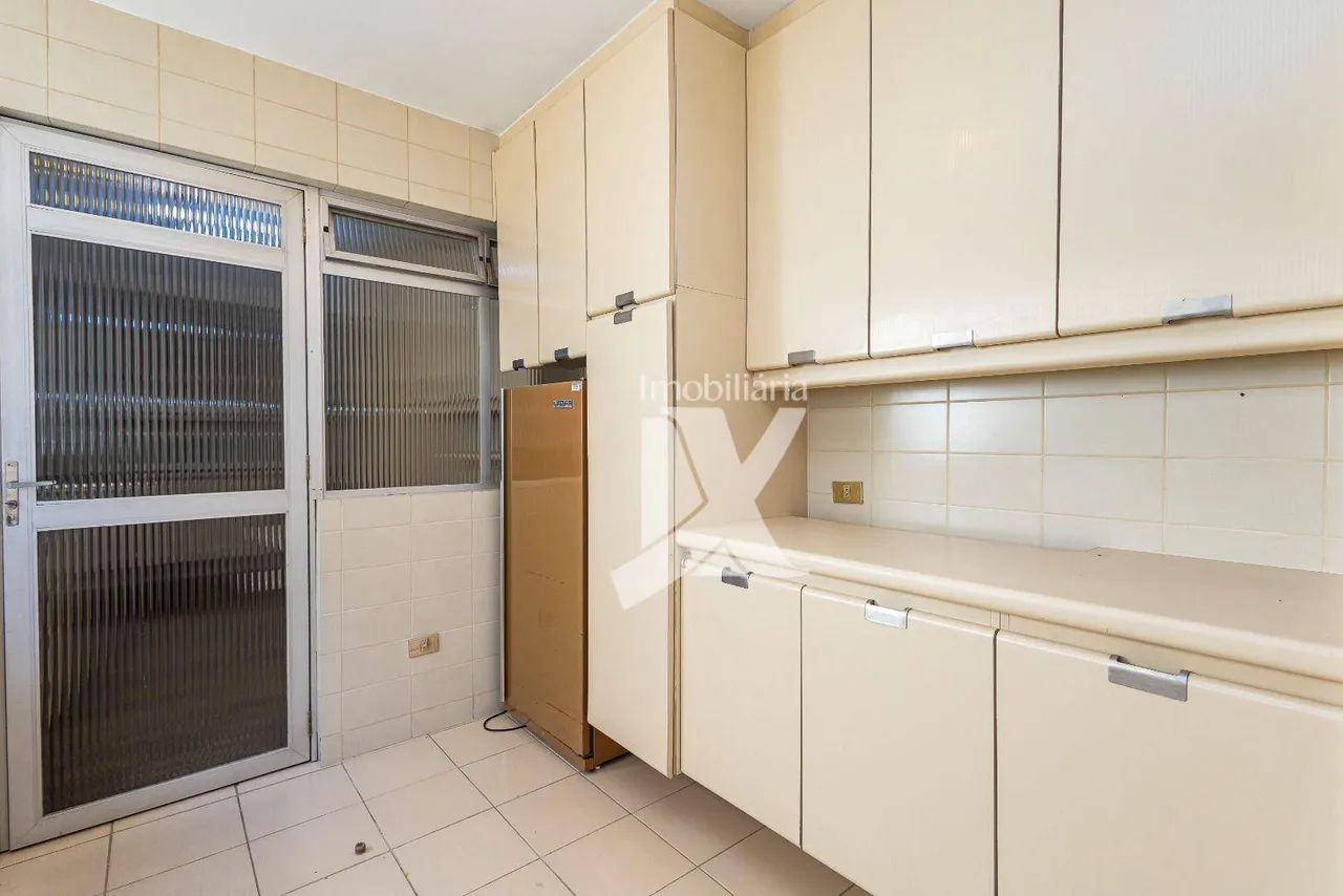 Furnished 3-bedroom apartment with balcony — photo 16