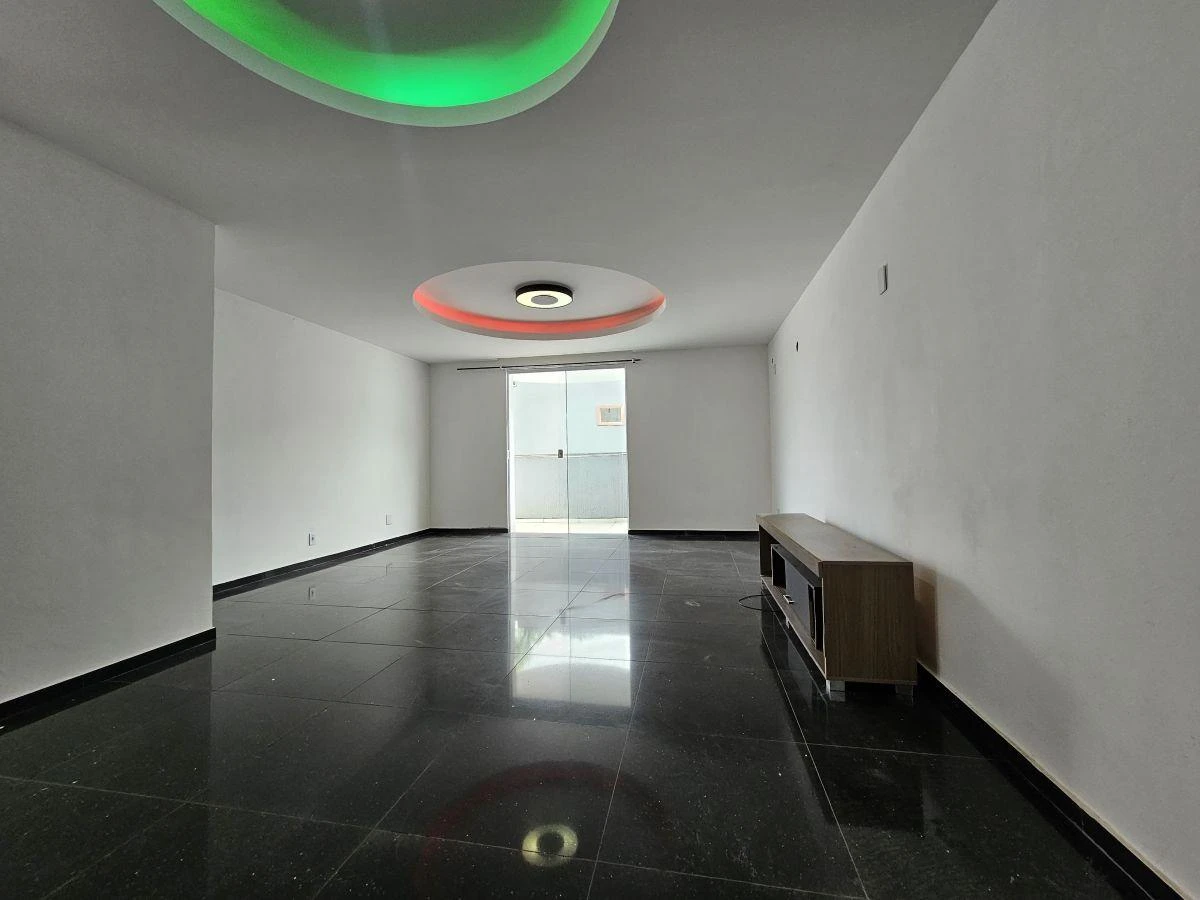 6-bedroom house with a closed-off kitchen — photo 4