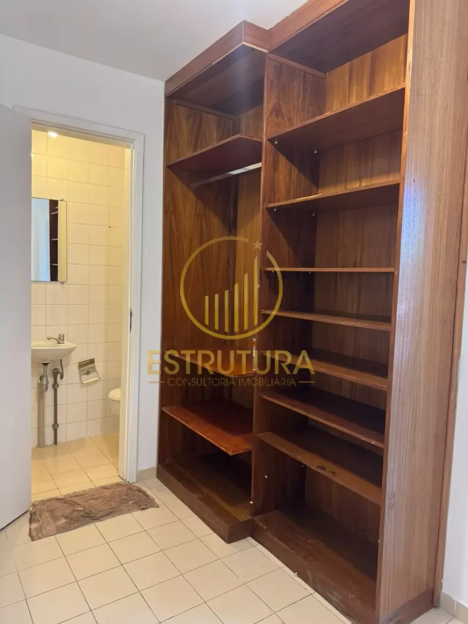 4-bedroom apartment with enclosed glass balcony — photo 16