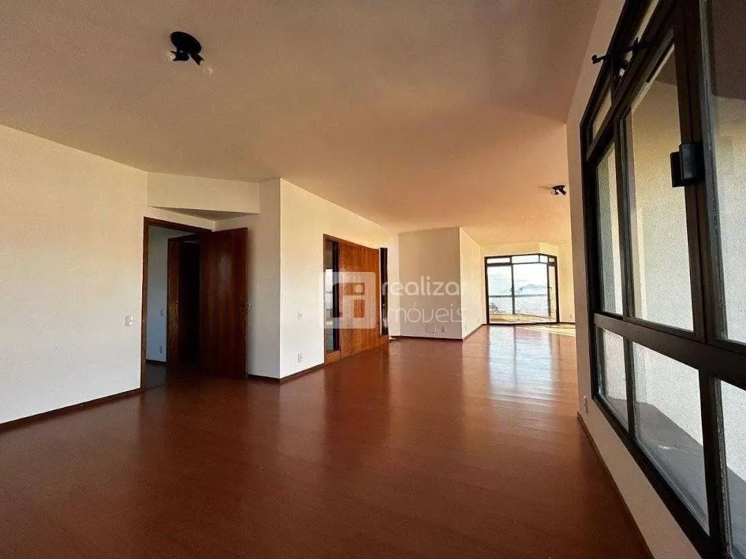 4-bedroom apartment with 3 en-suite baths and 303 m² — photo 10
