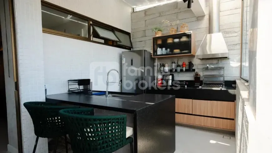 2-bedroom apartment with a glass-enclosed balcony — photo 13