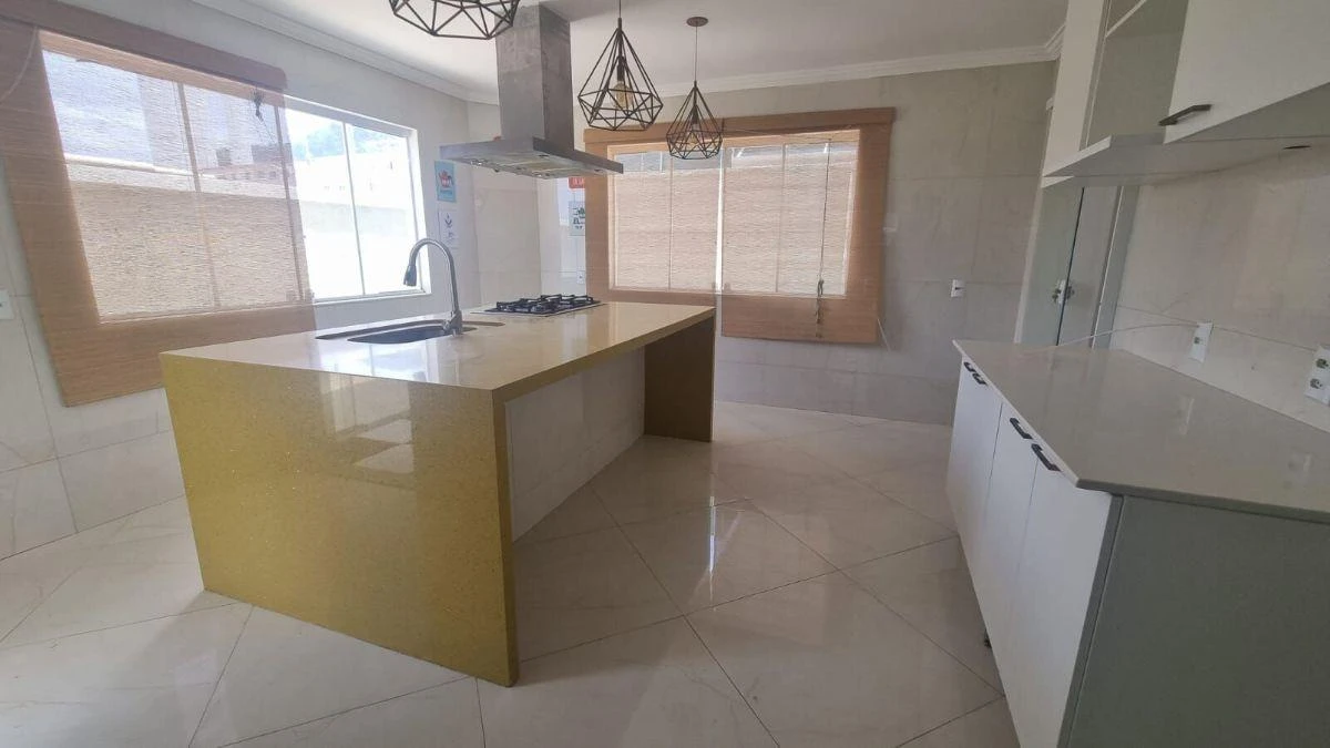 360 m² house with 4 en-suite bedrooms and 3 parking — photo 25