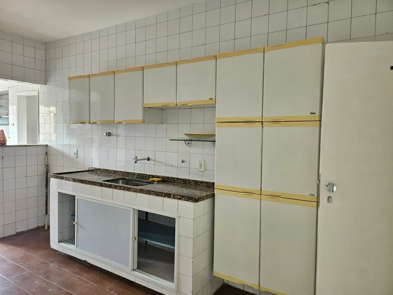 Unfurnished 2-bedroom apartment with a city view — photo 2