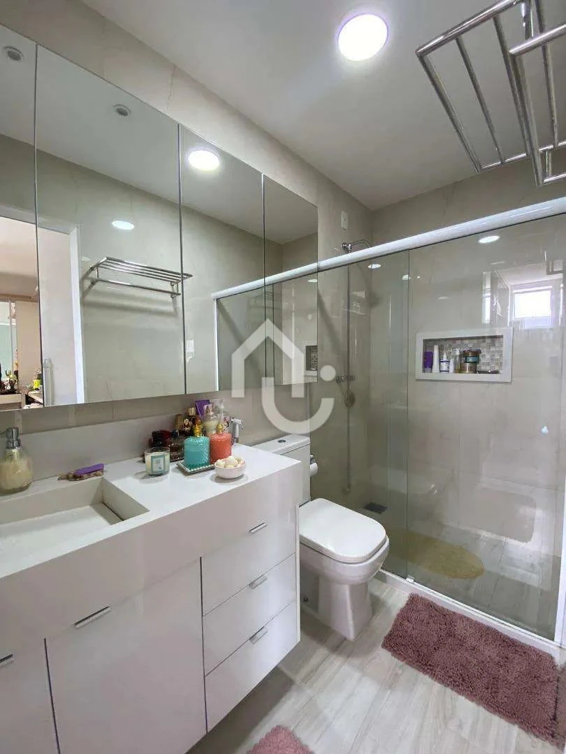 Walk-in closet in a 4-bedroom apartment, 210 m² — photo 17