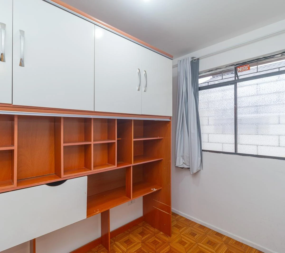 3-bedroom house with wood or laminate floors — photo 3