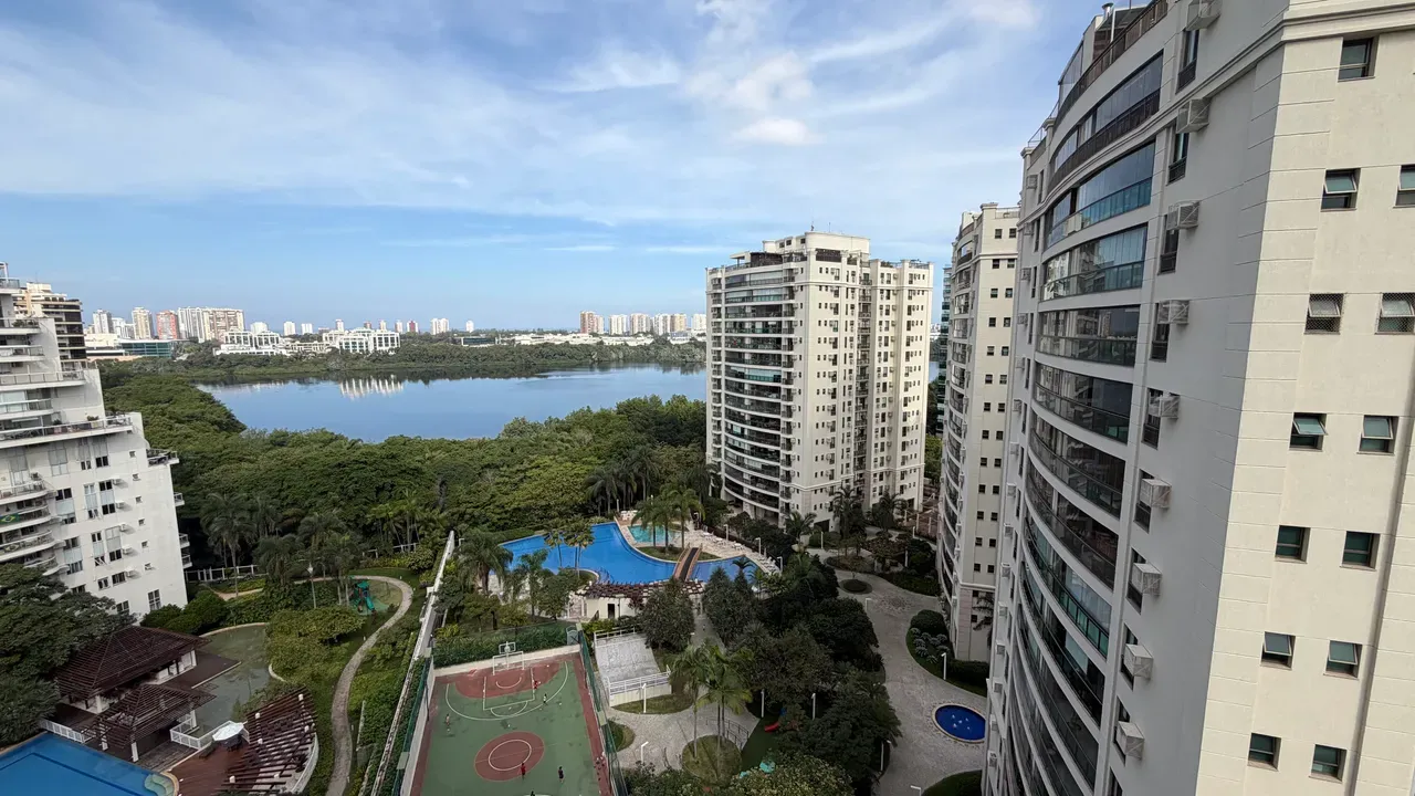 157 m² apartment with 4 bedrooms, 3 baths, balcony — photo 42