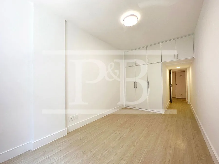 3-bedroom apartment with enclosed glass balcony — photo 26