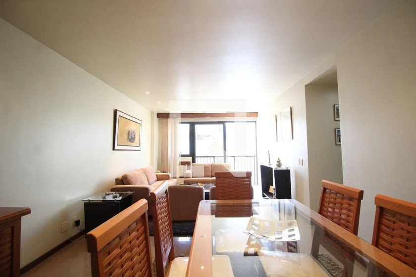 Glass-enclosed balcony in a 3-bedroom apartment, 122 m²