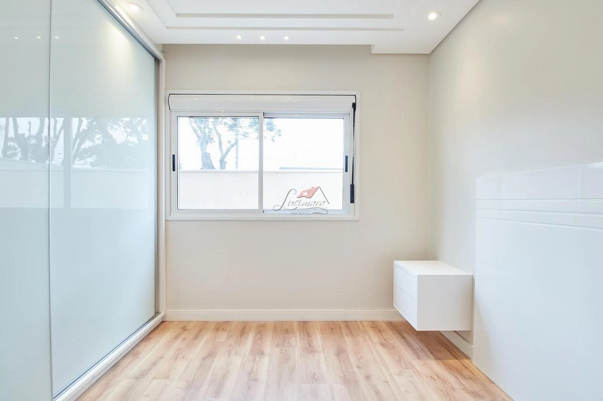 Balcony with a grill in a 2-bedroom apartment, 129 m² — photo 3