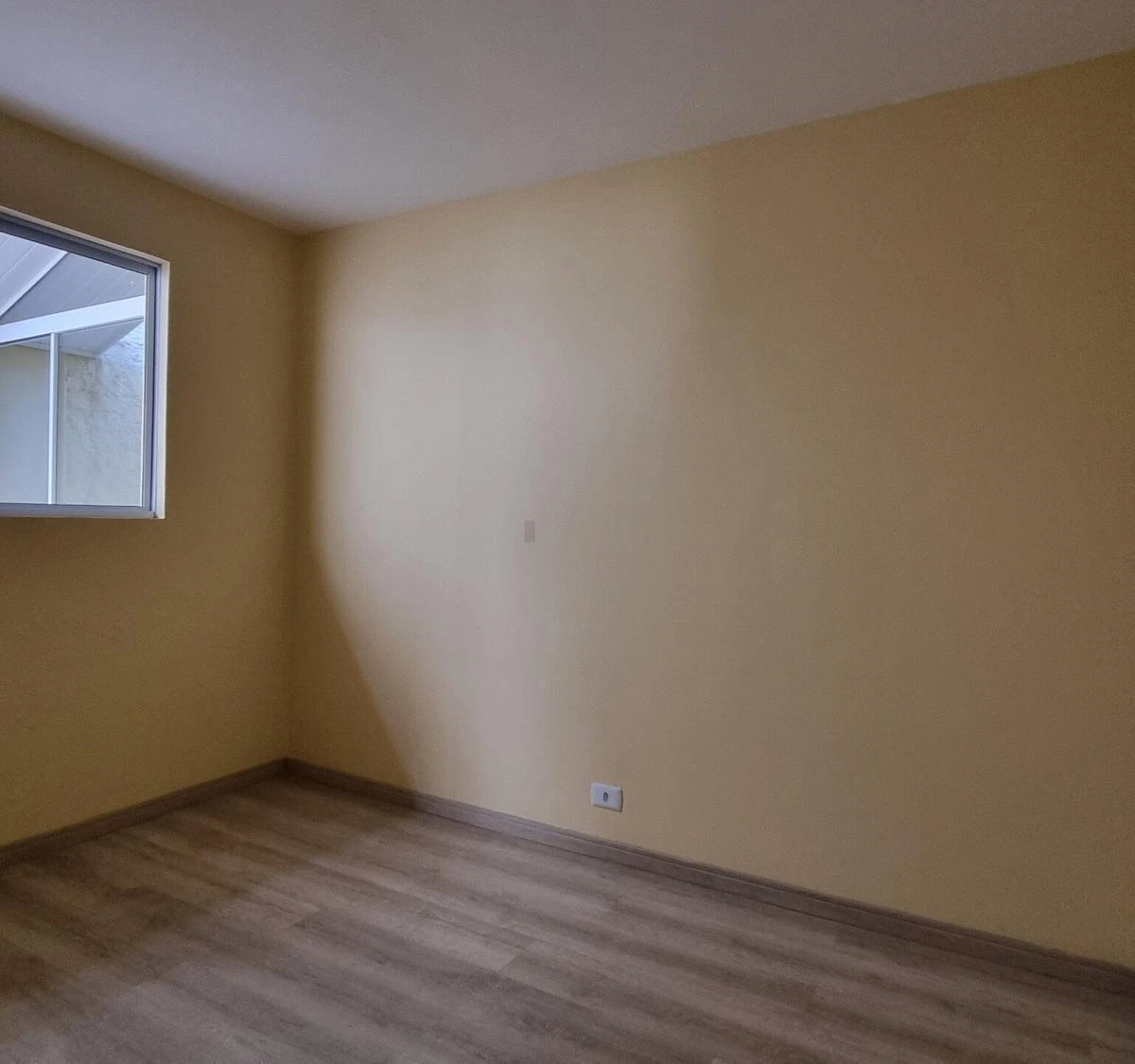 3-bedroom house with wood or laminate floors — photo 2
