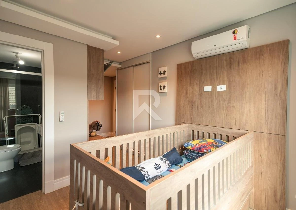 Casa con ventanales de piso a techo en Curitiba — photo 10