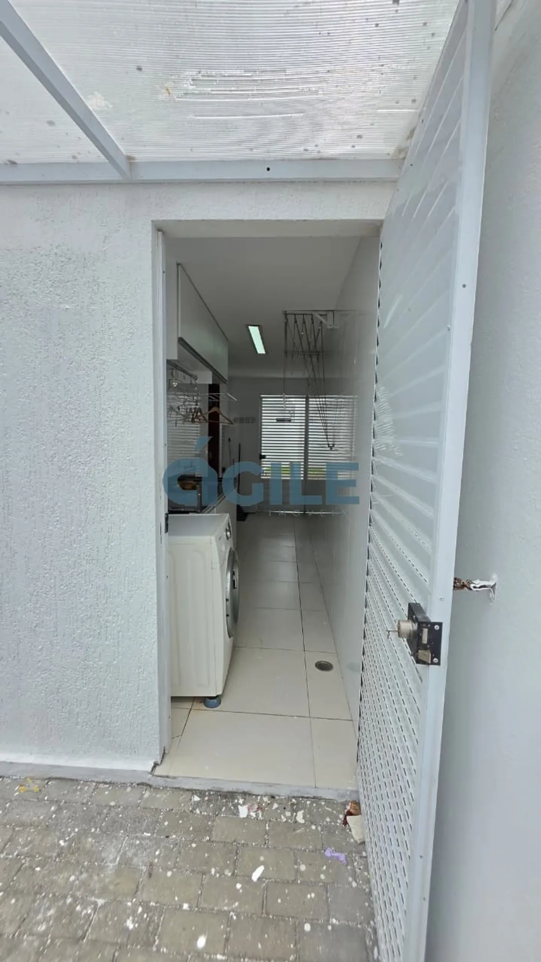 Washing machine in a 4-bedroom house, 200 m² — photo 25