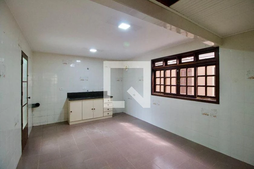 4-bedroom house with wood or laminate floors in Curitiba — photo 2