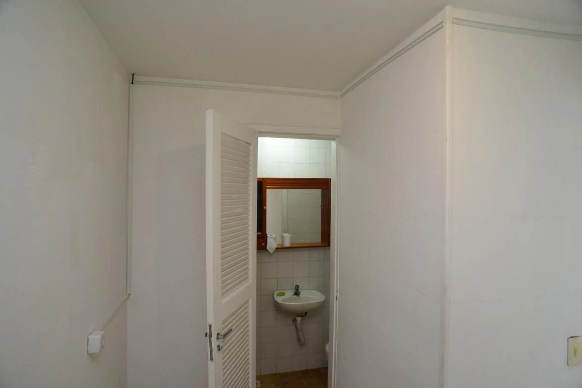 Rental apartment with 2 bedrooms and a glass balcony — photo 33