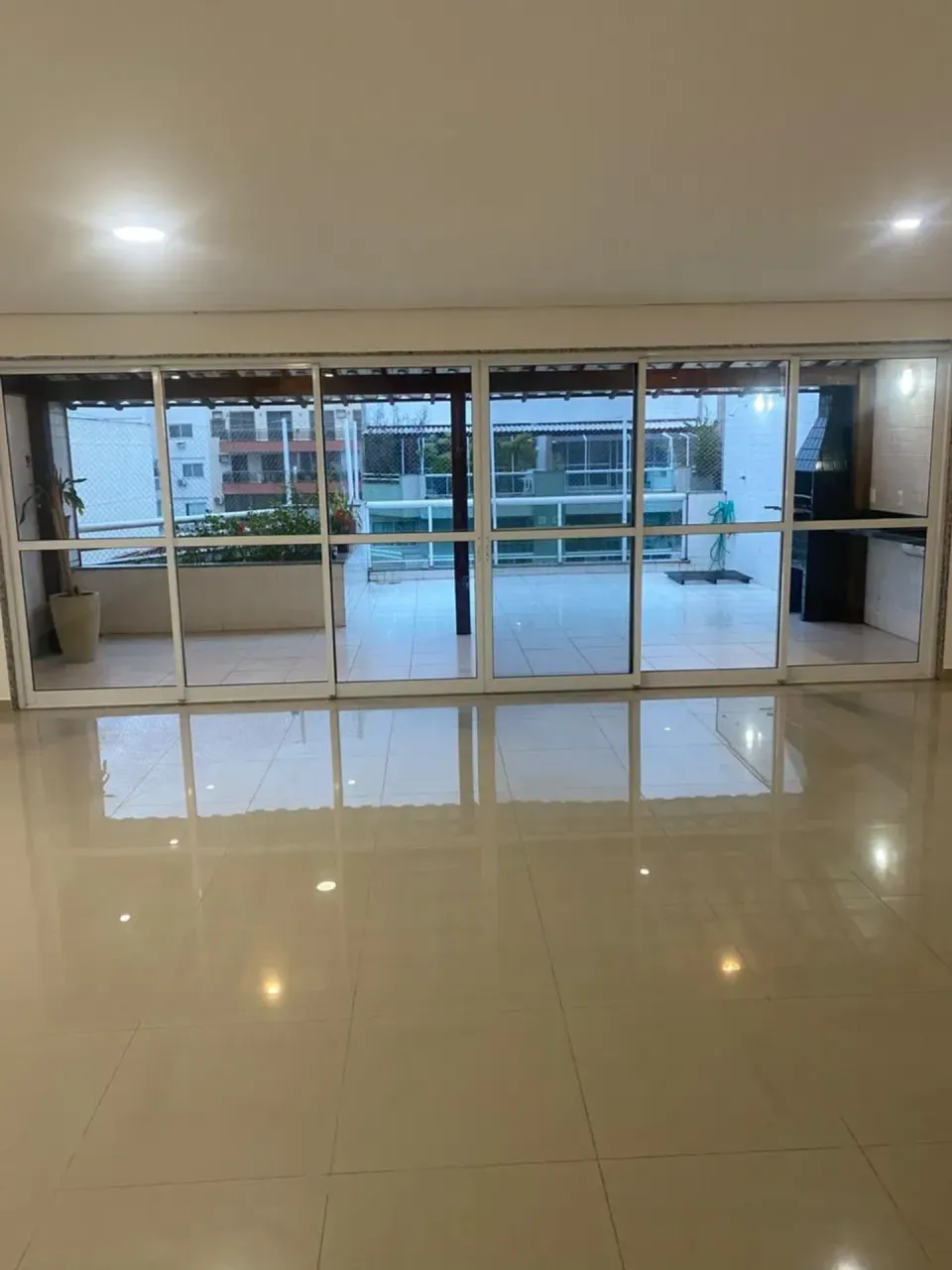Unfurnished apartment with 3 bedrooms and 4 bathrooms — photo 11