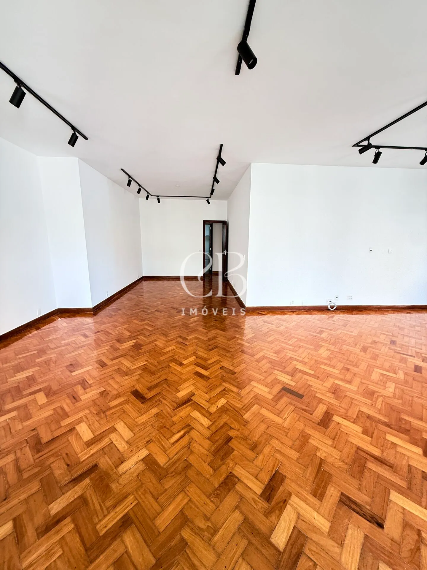 Apartment with 4 bedrooms and a glass-enclosed balcony — photo 5