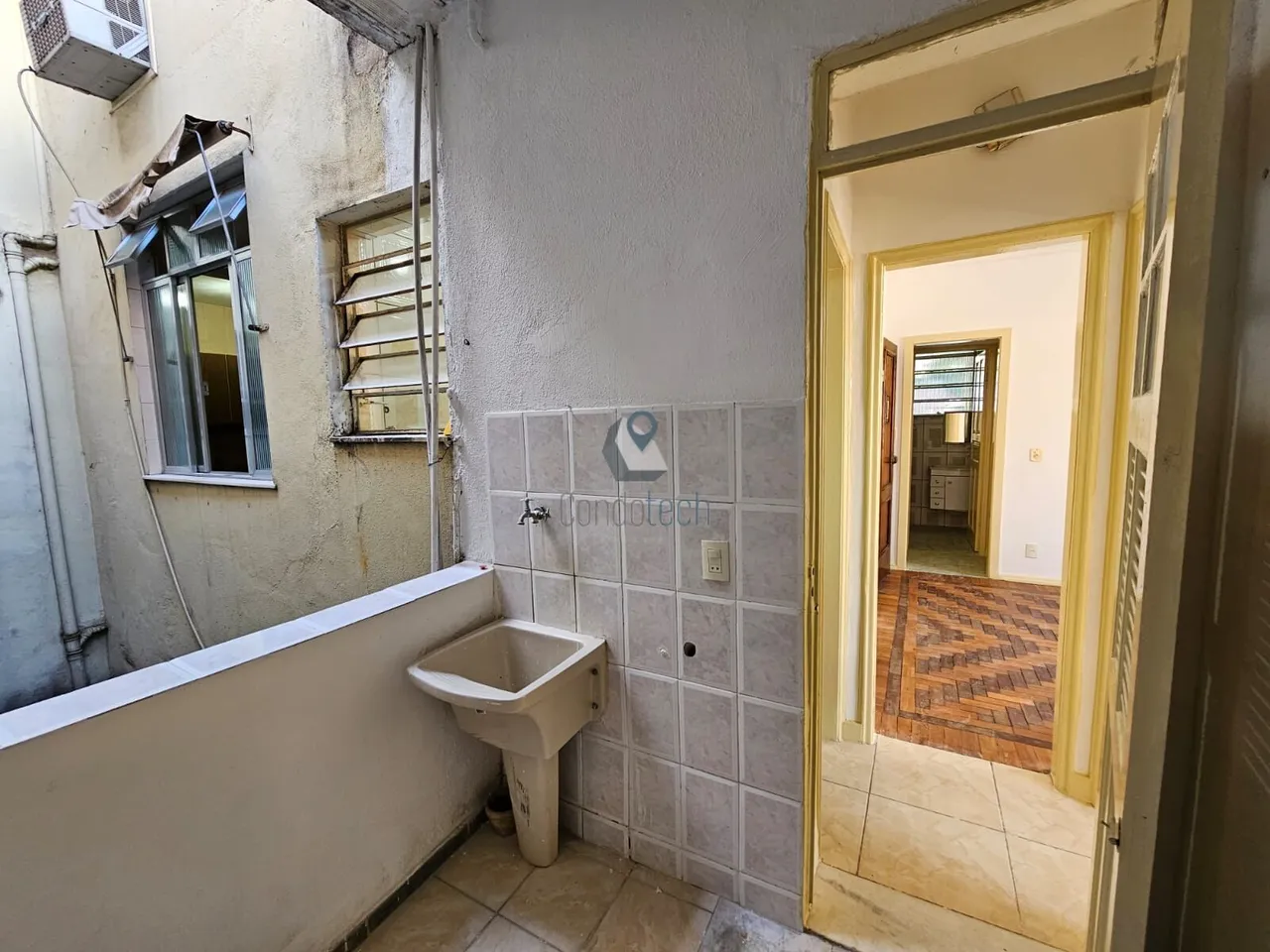 Apartamento de 2 quartos com piso de madeira ou laminado — photo 6