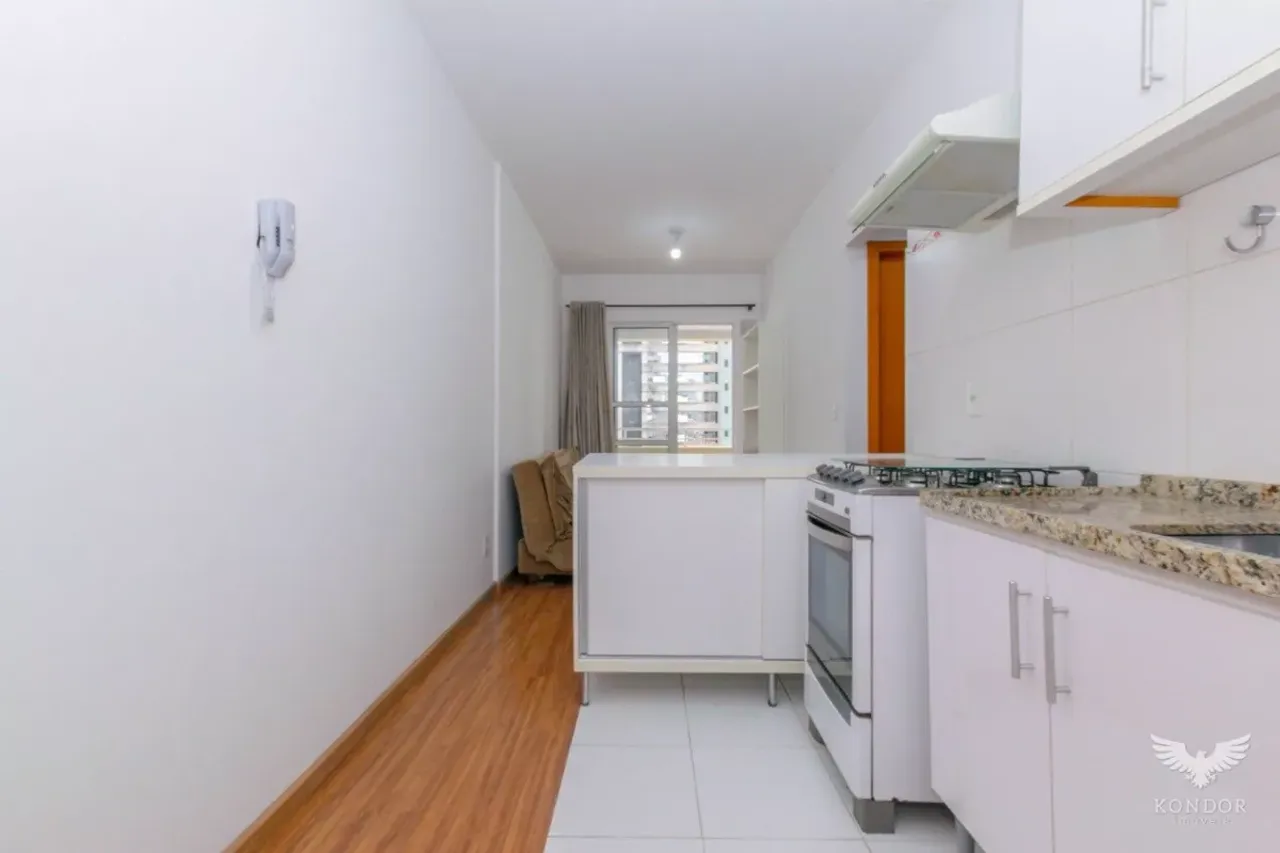 Furnished 2-bedroom apartment with open-plan kitchen — photo 8