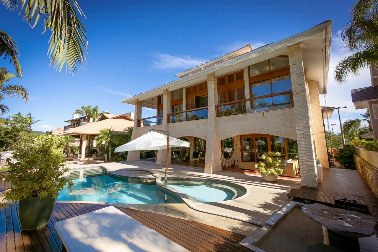 Furnished house, 330 m², with floor-to-ceiling windows