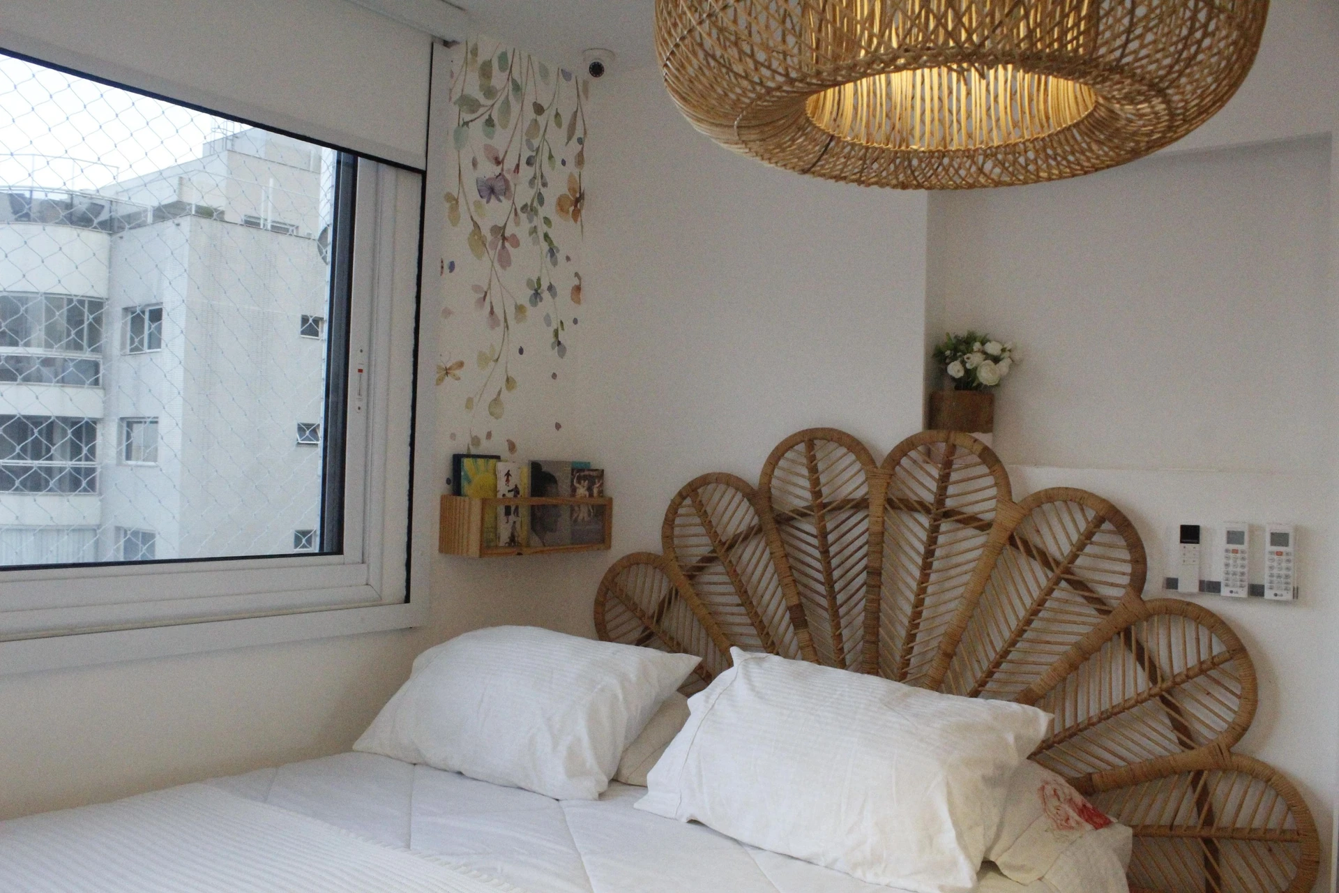Glass-enclosed balcony in a 3-bedroom apartment, 115 m² — photo 5