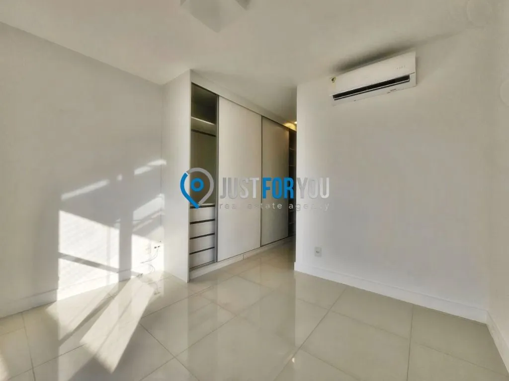 4-bedroom apartment with 233 m² and 5 bathrooms — photo 49