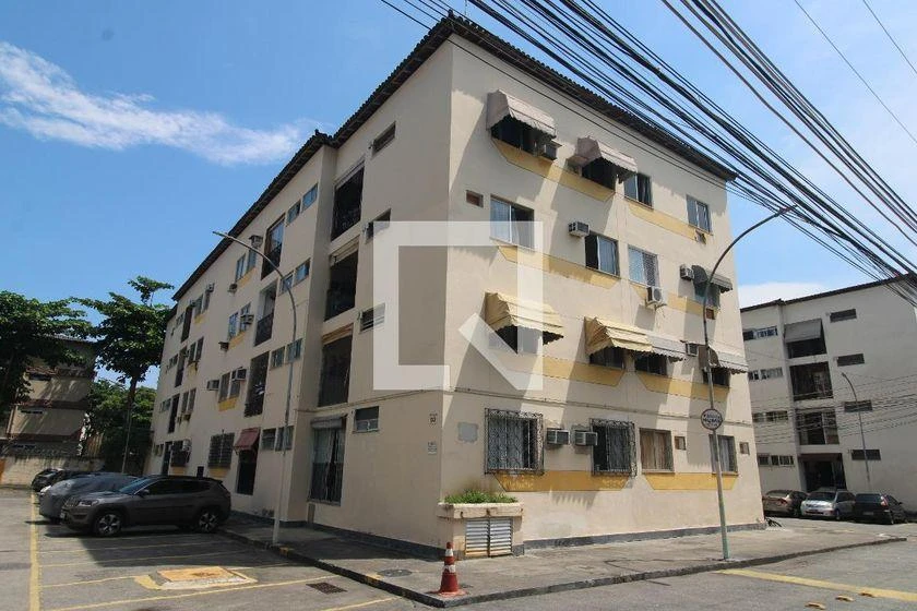 2-bedroom apartment in a building with a pool — photo 3