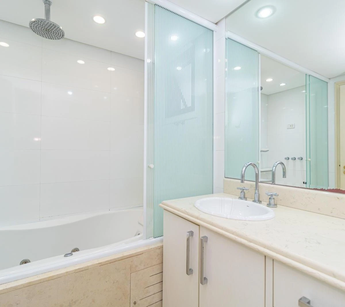 2-bedroom apartment with a bathtub in Curitiba — photo 26