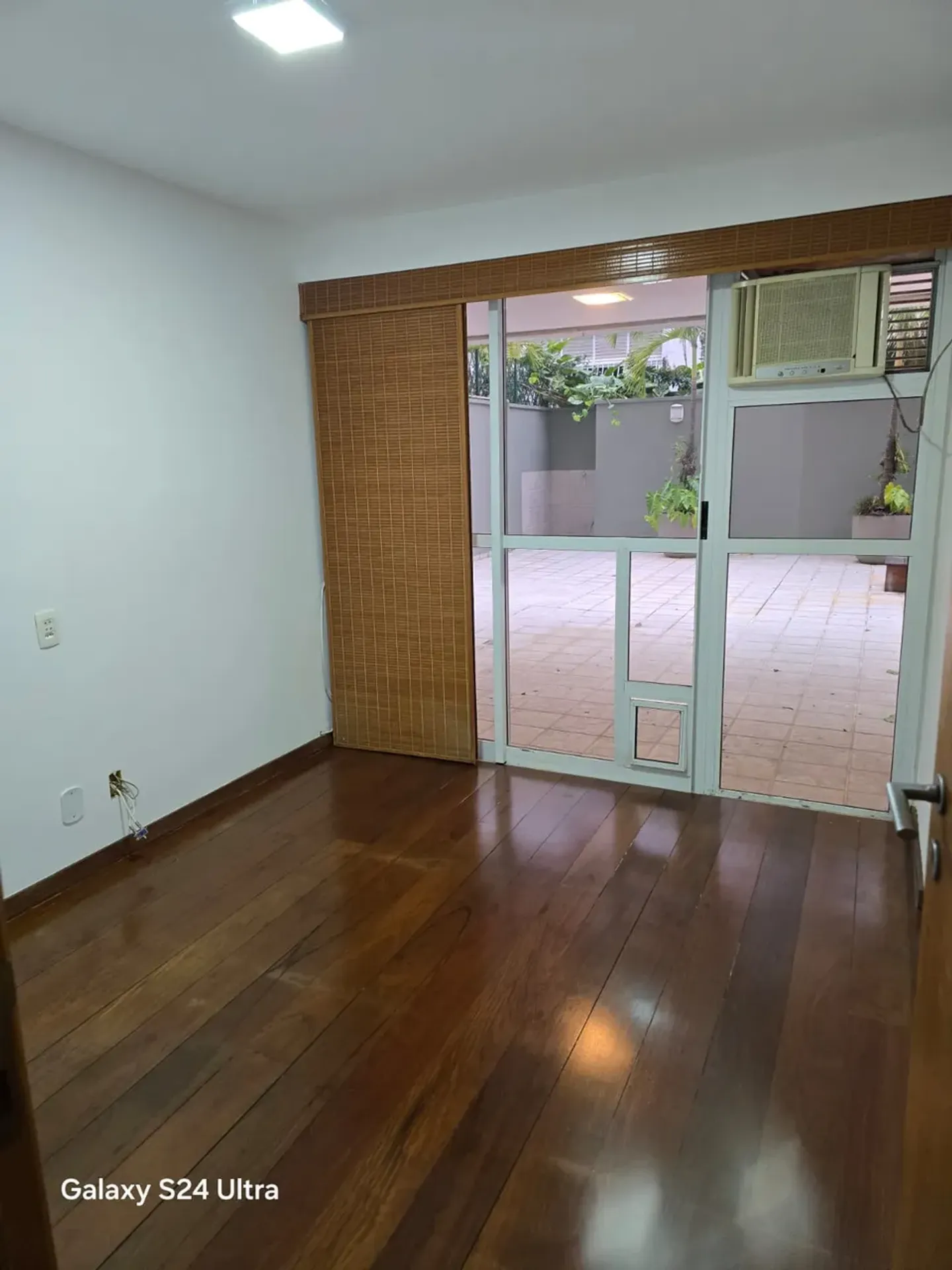 101 m² apartment with a bathtub and a glass-enclosed balcony — photo 11