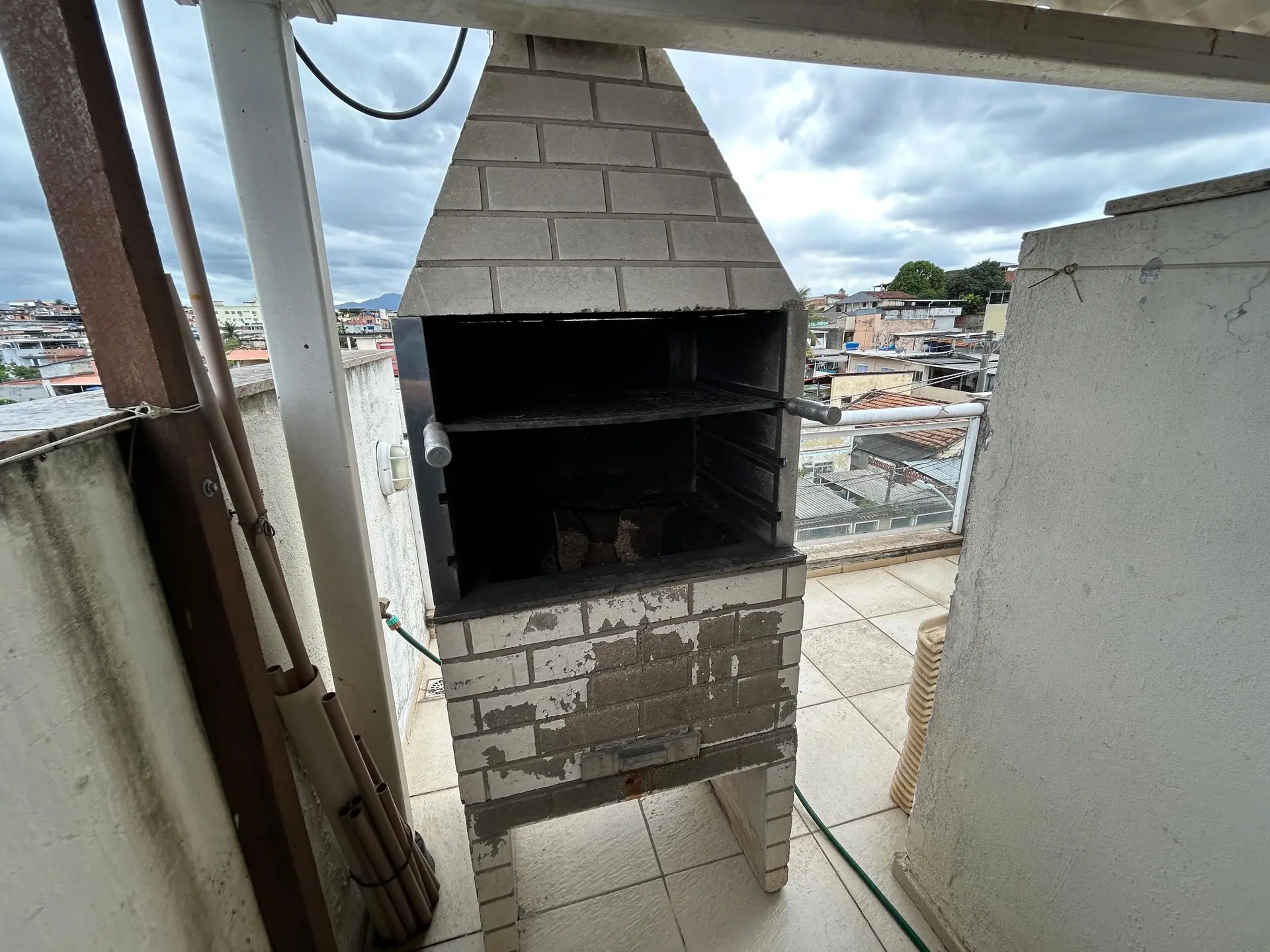 Balcony with a grill in a 3-bedroom apartment, 130 m² — photo 23