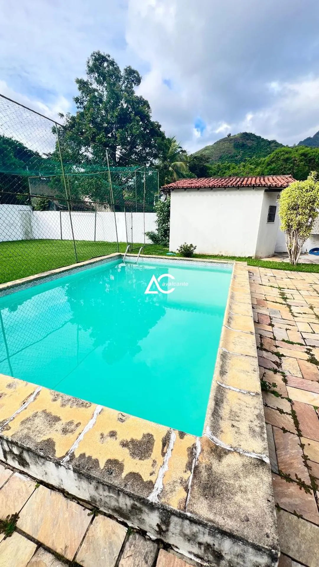 House with 5 bedrooms and 5 bathrooms plus a pool — photo 57
