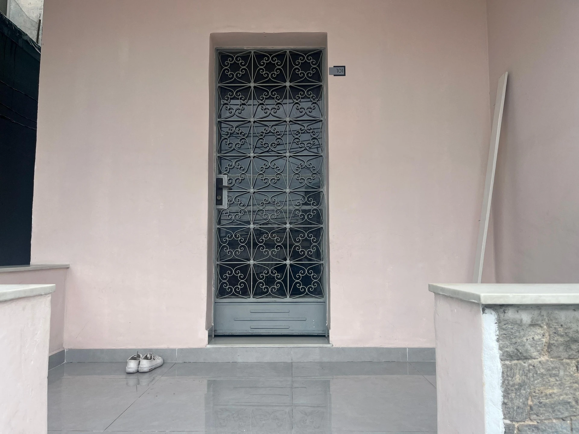 80 m² house with a walk-in closet and a home office — photo 6