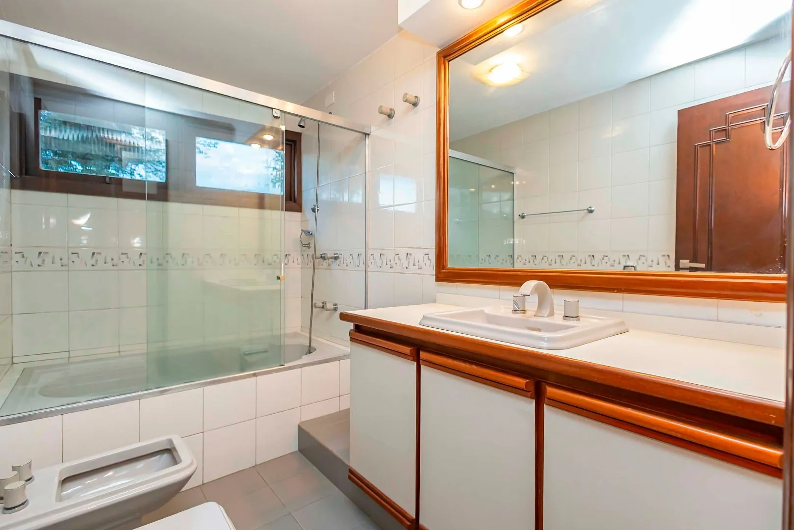Rental house with 4 bedrooms and 5 bathrooms across 550 m² — photo 51