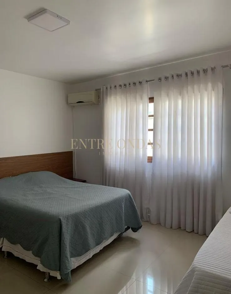 Walk-in closet in a 5-bedroom house, 400 m² — photo 6