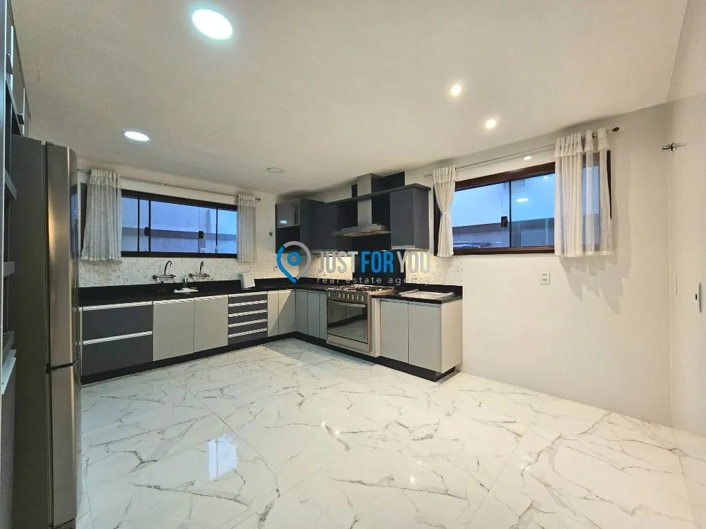 Furnished 4-bedroom house with 5 bathrooms and 350 m² — photo 16