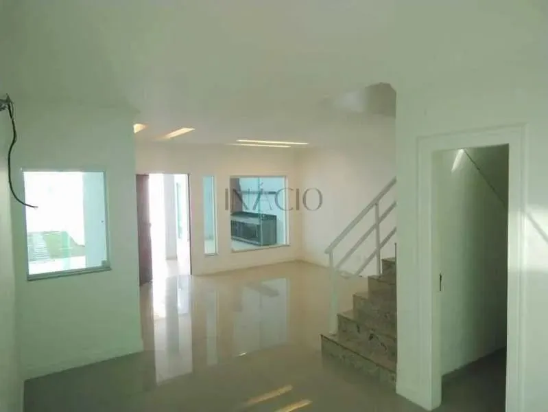 Casa com 4 quartos, 2 banheiros e cozinha separada — photo 4