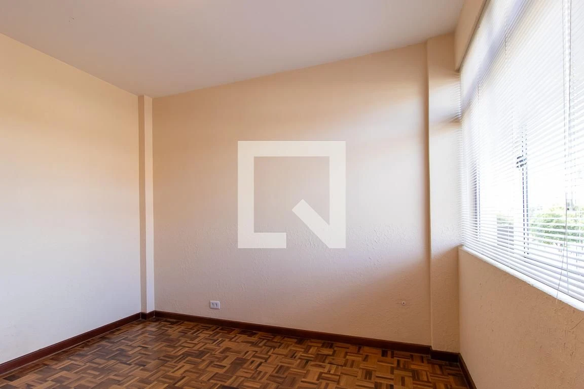 Apartamento de 3 quartos com piso de madeira ou laminado — photo 2
