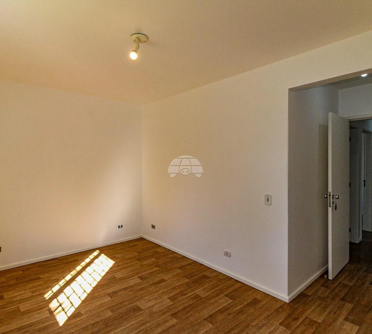 3-bedroom apartment with wood or laminate floors — photo 16