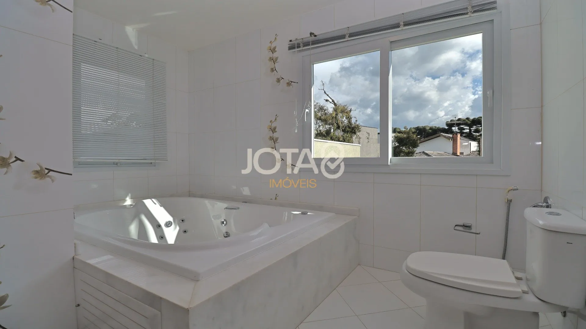 House with 5 bedrooms and a balcony in 370 m² — photo 27