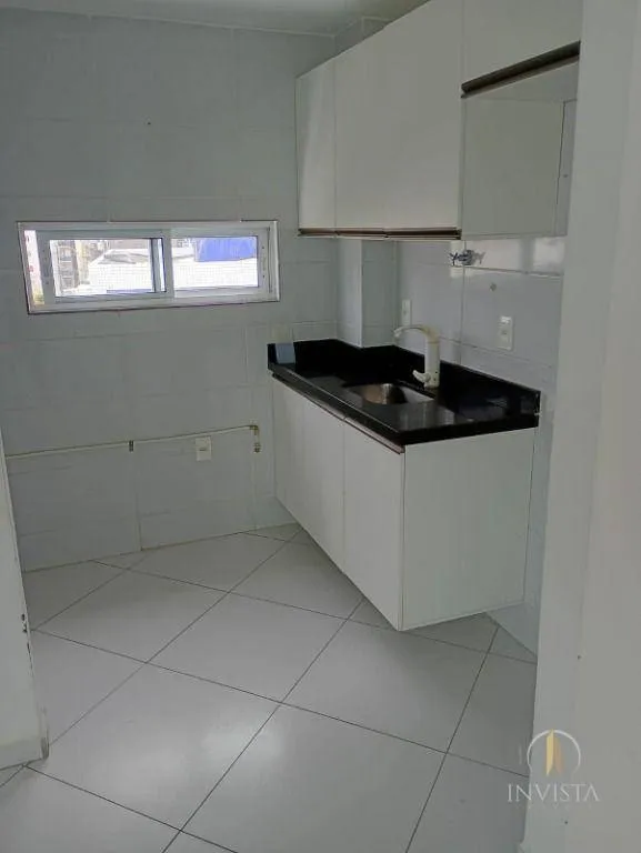 1-bedroom apartment with balcony and open-plan kitchen — photo 2