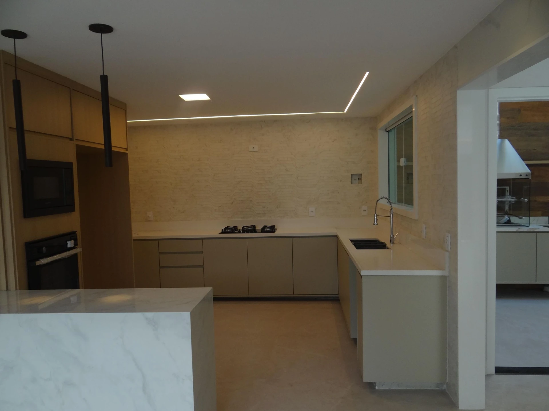 Casa de 384 m² com janelas do piso ao teto e varanda gourmet — photo 76
