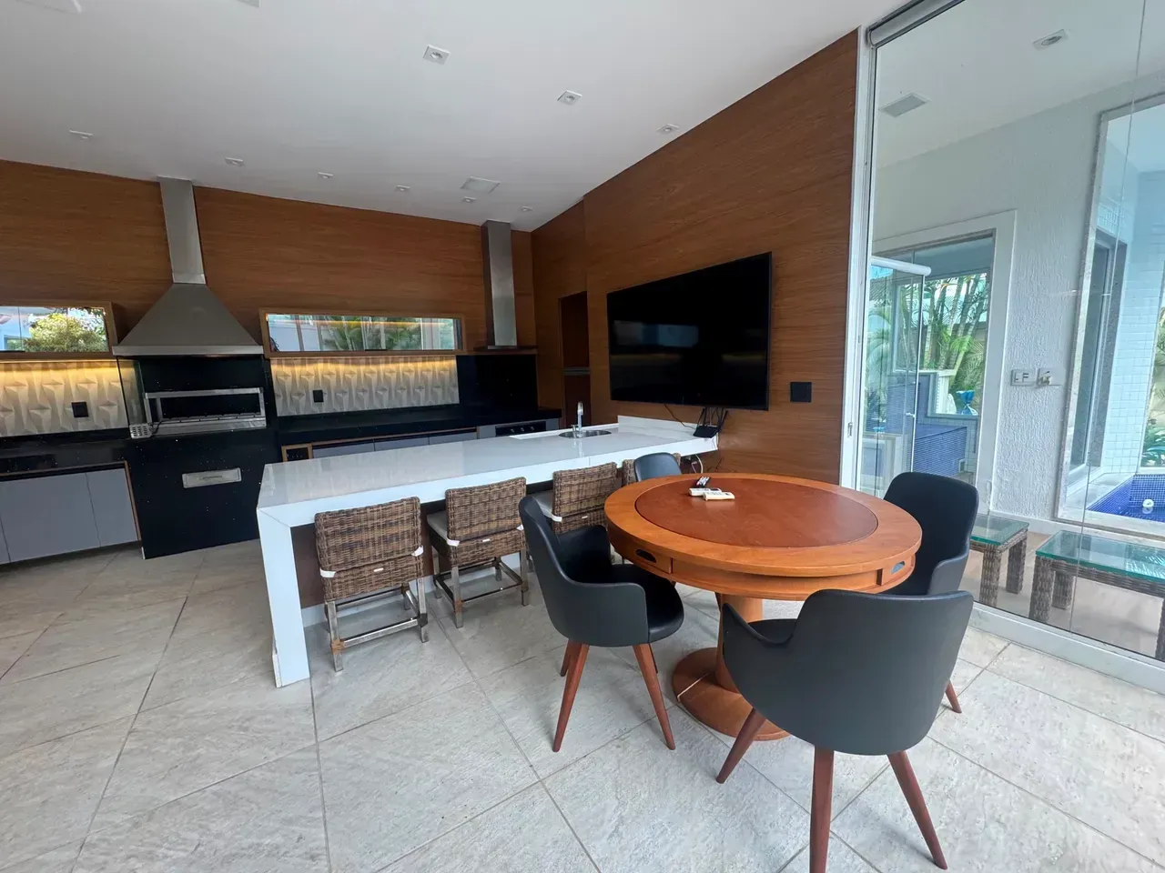 Furnished house, 750 m², with floor-to-ceiling windows — photo 8