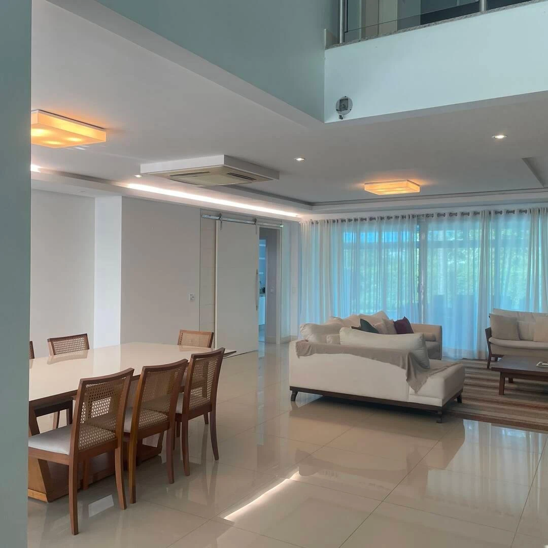 5-bedroom house with a glass-enclosed balcony — photo 25