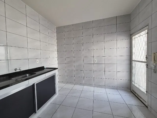 Casa independente com 2 quartos, 1 banheiro e varanda