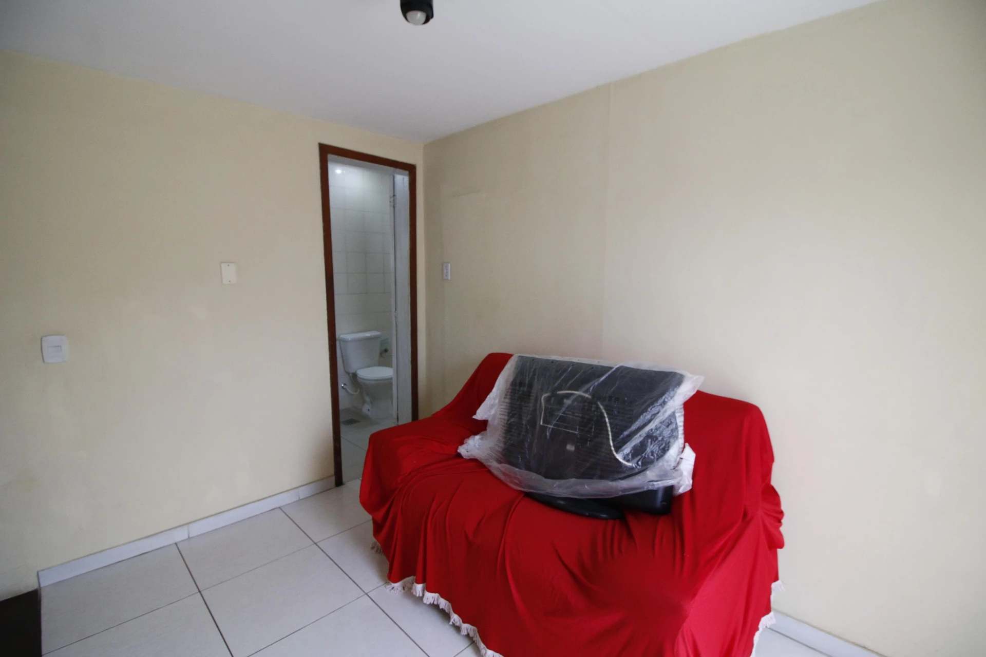 Balcony with a grill in a 3-bedroom apartment, 128 m² — photo 40